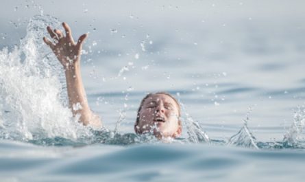 Rêver d'être au milieu de la mer agitée.