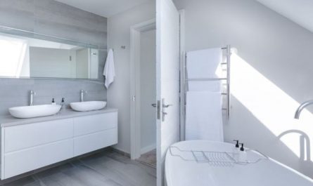 Rêver de ne pas trouver de salle de bain.