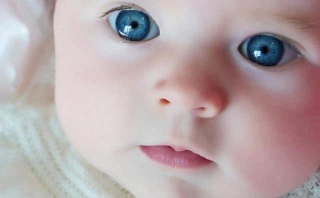 Rêver de bébé aux yeux bleus.
