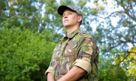 Pourquoi rêver d'un homme en uniforme militaire?