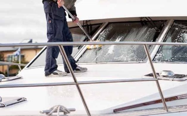 Rêver de nettoyer un bateau
