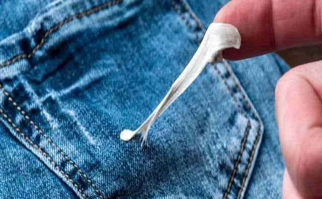 Rêver de chewing-gum collé aux vêtements