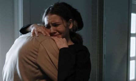 Pourquoi rêver de pleurer dans les bras de quelqu'un ?