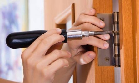 Pourquoi rêver de réparer une porte ?