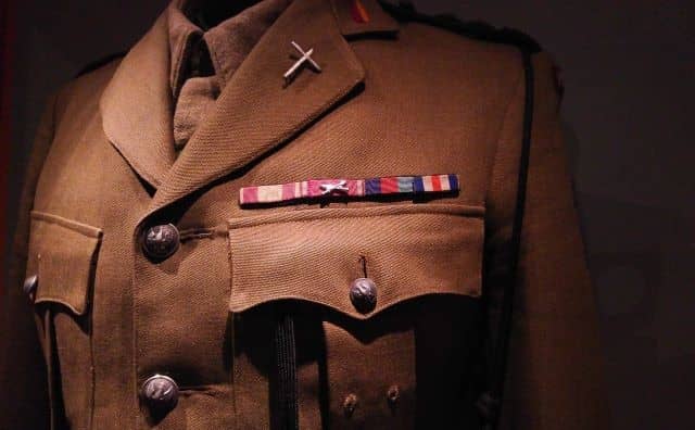 Rêver d’uniforme militaire : Signification du rêve